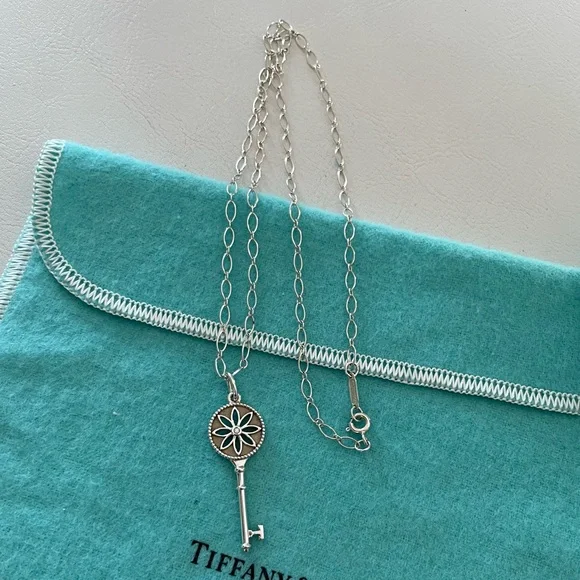 Tiffany & Co daisy key necklace - Picture 1 of 9